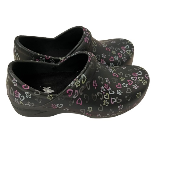 Anywhere Women’s Black Clogs With Hearts and Flowers Size 5 - Picture 3 of 6
